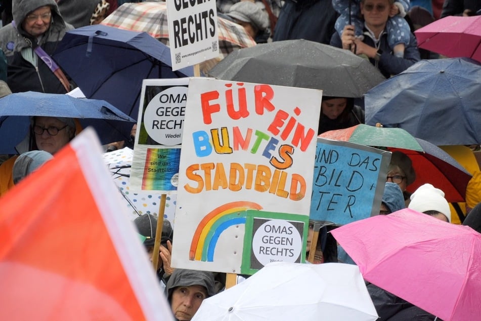Trotz des regnerischen Wetters haben sich Tausende Menschen am Samstag auf dem Rathausmarkt eingefunden.