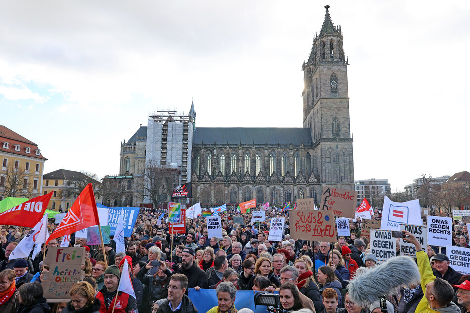 Knapp 3000 Personen versammelten sich auf dem Magdeburger Domplatz.
