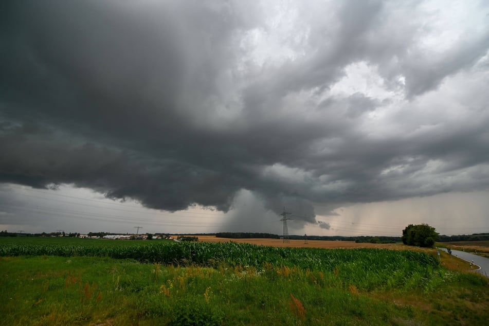 Schwere Gewitter können auch in der Nacht zu Mittwoch noch für Ärger sorgen. (Symbolbild)