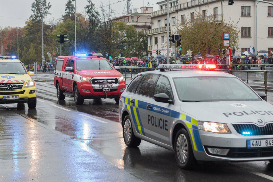 Mann greift Verwandte mit Axt an - sechs Verletzte