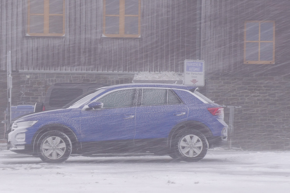 Schneesturm auf dem Fichtelberg: Touristen waren am heutigen Mittwoch kaum zu sehen. Kein Wunder: Die Schwebebahn fuhr aufgrund des Sturms nicht.