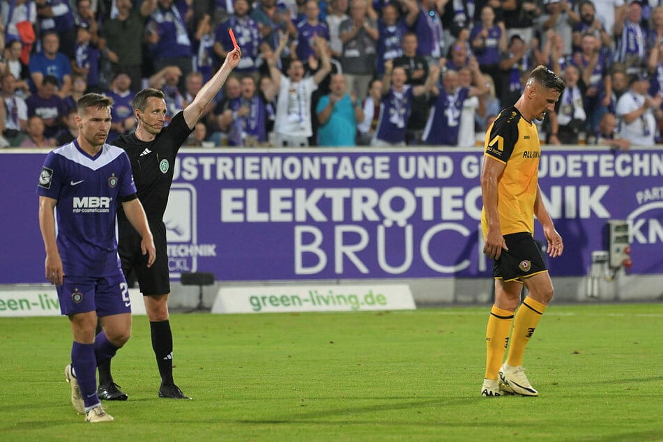 Nach einem eher harmlosen Rempler flog Stefan Kutschke (36, r.) vom Platz.