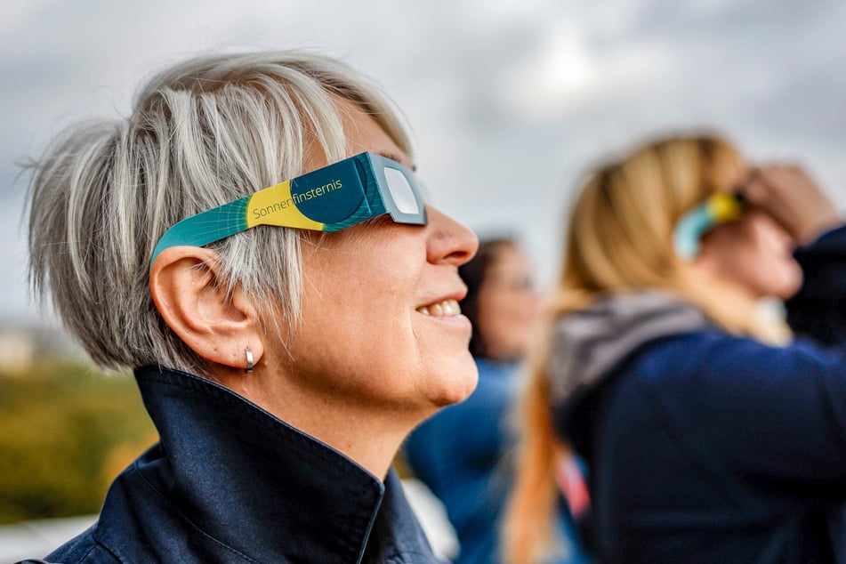 Für die Beobachtung ist eine spezielle Sonnenfinsternisbrille nötig.