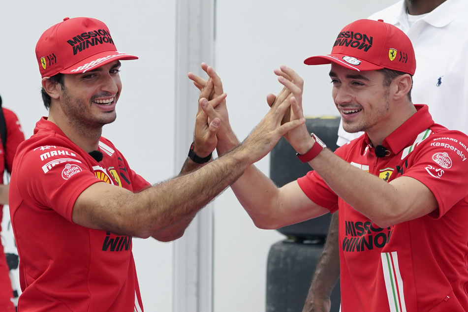 Carlos Sainz (27, l.) und Charles Leclerc (24) freuen sich auf die neue Saison.