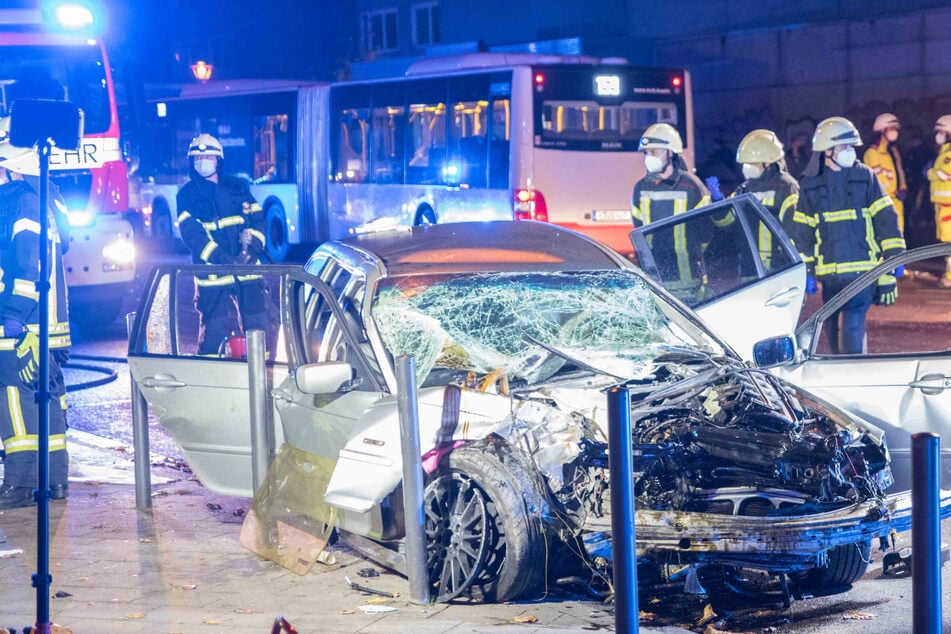 Unfall unter Alkoholeinfluss? Auto kracht in Linienbus: Sieben Verletzte