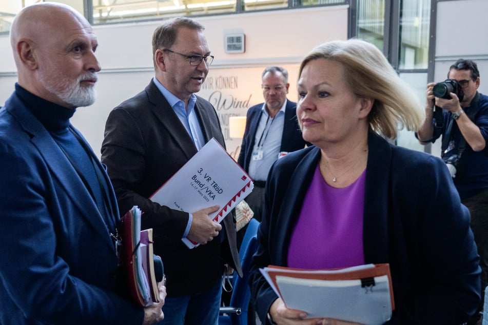 Innenministerin Nancy Faeser (54, SPD) berichtete, dass nun unabhängige Schlichter nach einer Lösung suchen.