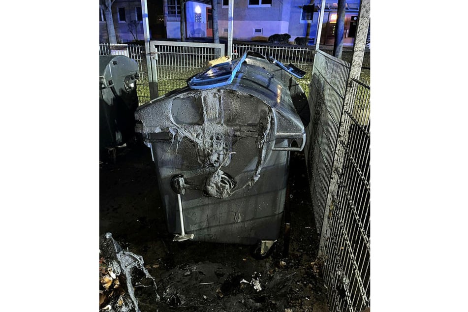 Im Süden Erfurts hat ein Feuerteufel sein Unwesen getrieben und mehrere Müllcontainer angezündet.