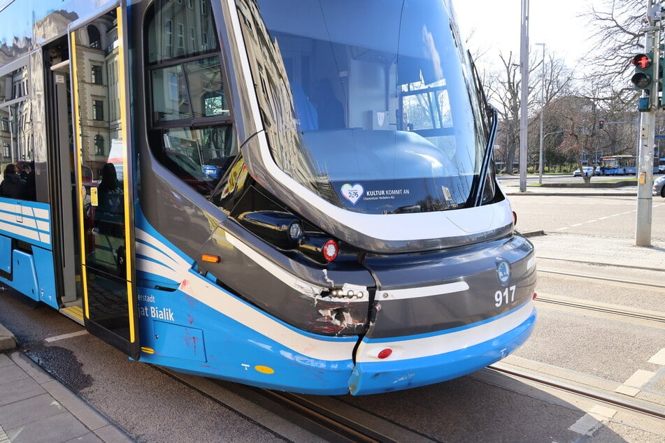 Die Straßenbahn wurde im Frontbereich beschädigt.