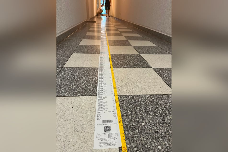 Zum Messen wird der Kassenbon im langen Hausflur ausgerollt.