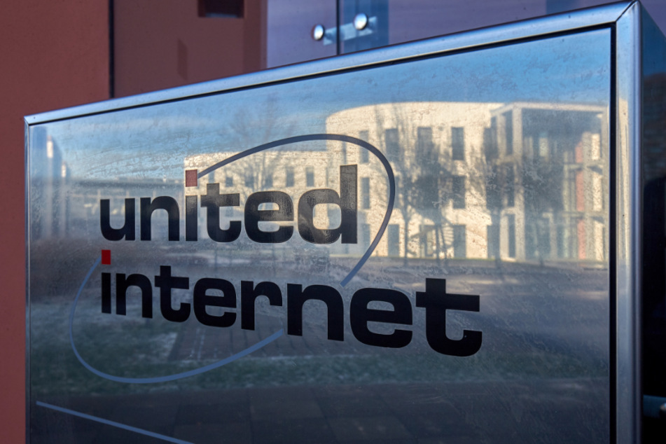 Ein Firmenschild an einem Gebäude von United Internet auf dem Gelände des Tochter- und Internetunternehmens 1&1.