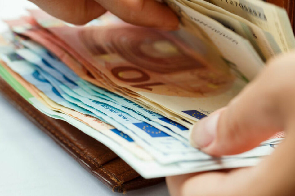 Der ehrliche Senior gab die 15.000 Euro bei der Polizei ab, statt sie selbst zu behalten. (Symbolbild)