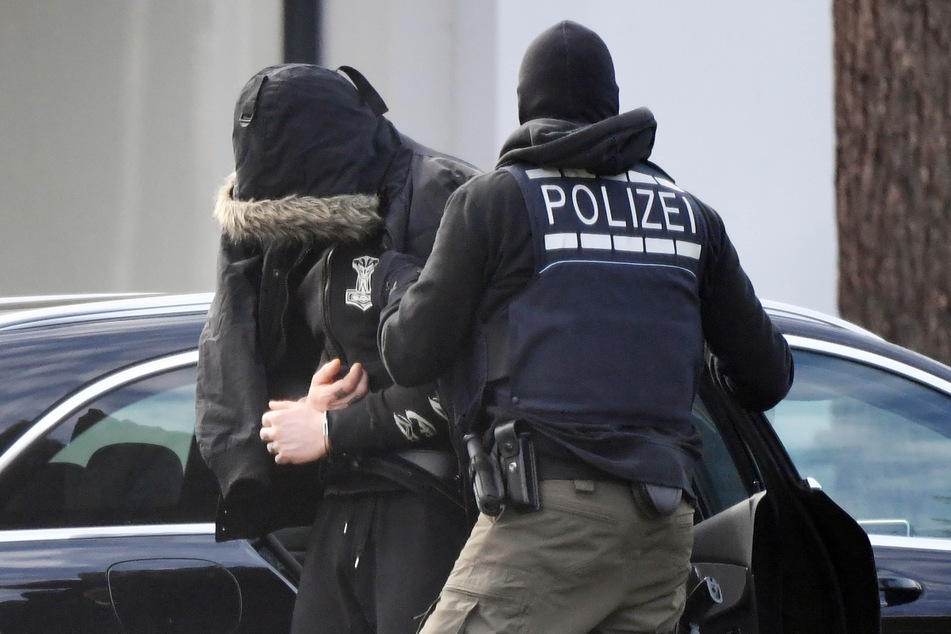 Karlsruhe, Februar 2020: Einer der Festgenommenen wird zu Haftrichtern des Bundesgerichtshofs gebracht.