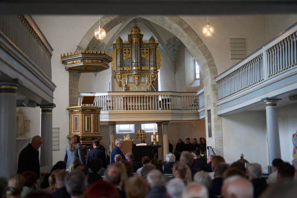 Zahlreiche Bürger haben an einem Gedenkgottesdienst für die Toten und Verletzten in der evangelischen Kirche teilgenommen.