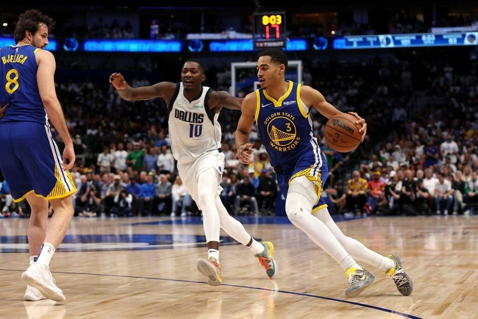 Jordan Poole (r.) of the Golden State Warriors drives to the basket in the 2022 NBA Playoffs Western Conference Finals.