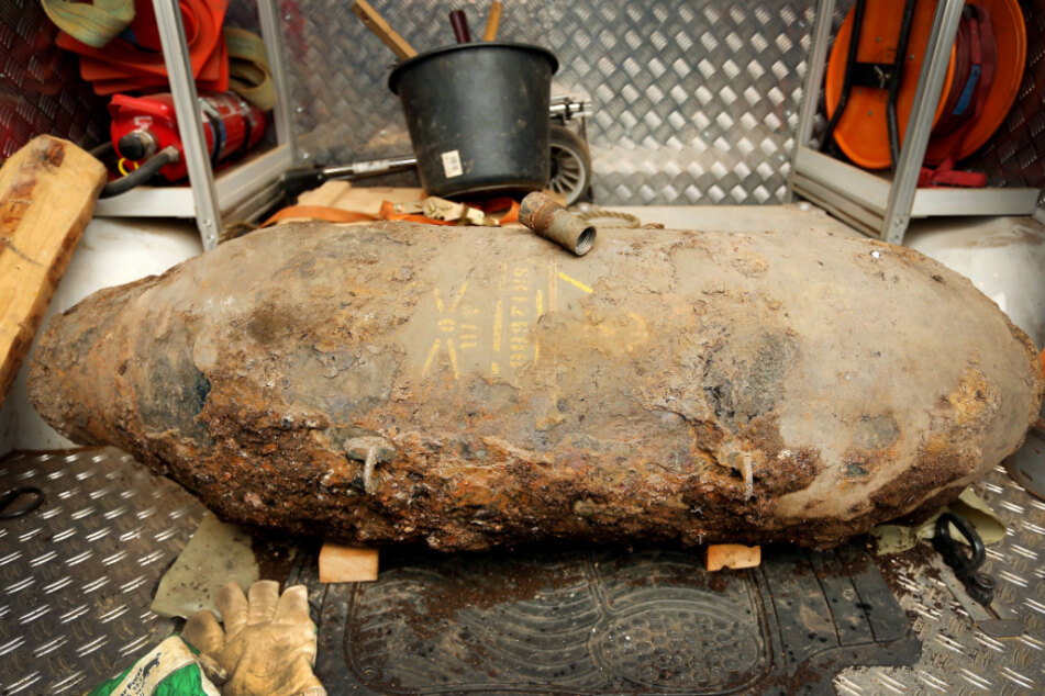Der Kampfmittelräumdienst plant, die vermutete Bombe zu entschärfen. (Symbolbild)
