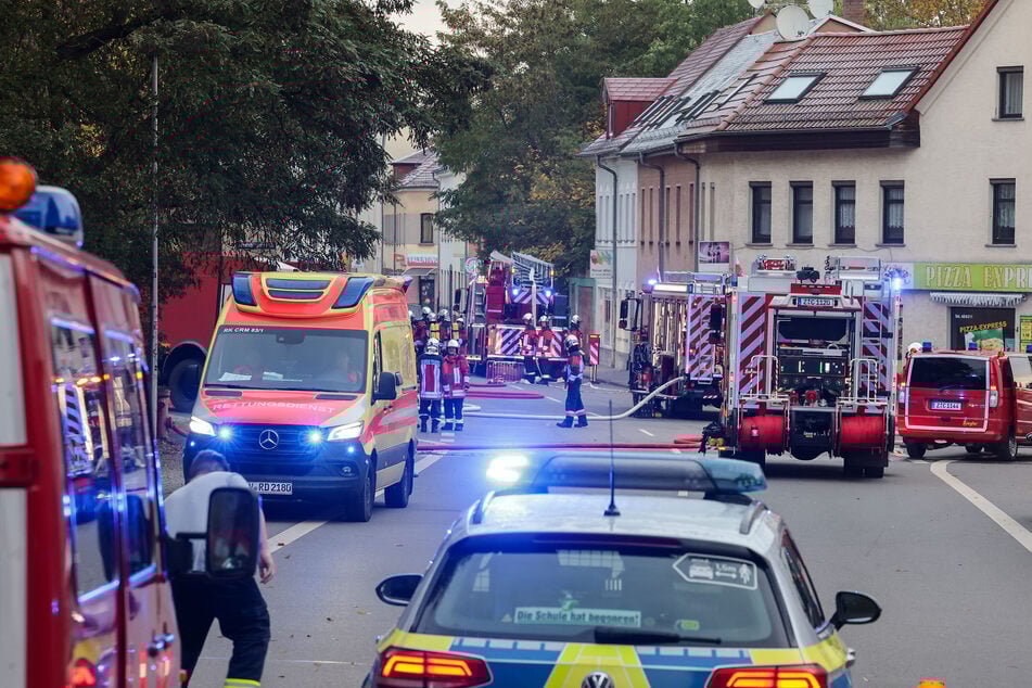 Zahlreiche Einsatzkräfte waren am Sonntagmorgen vor Ort. Die Leipziger Straße war komplett dicht.