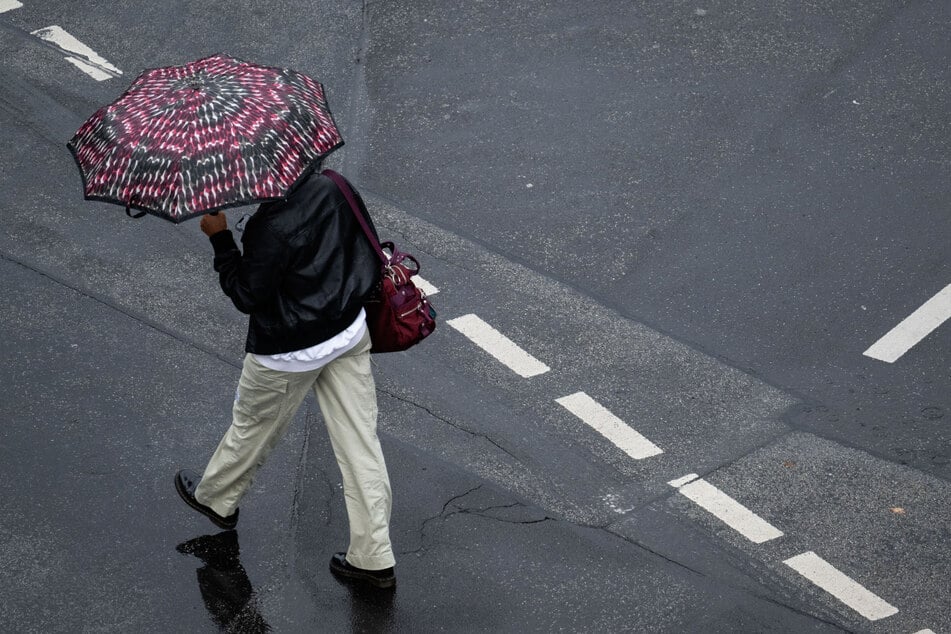 Zum Wochenende hin sollte man dann wieder den Regenschirm griffbereit dabeihaben.