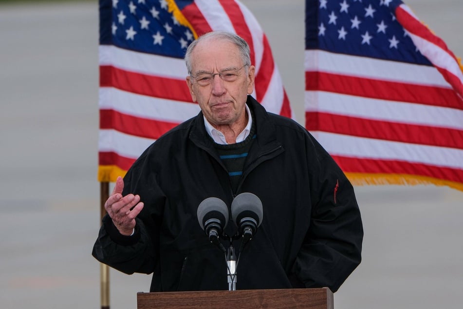 Republican Senator Chuck Grassley (87) confirmed that he had contracted Covid-19.