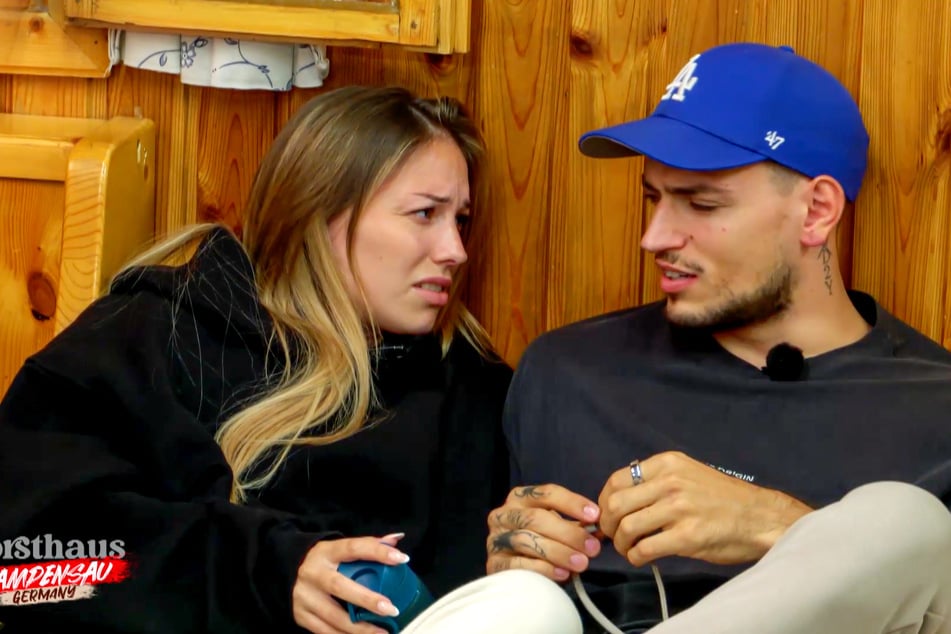 Melina (29) ist stinksauer, nachdem sie ihren gerade erst gewonnen Nominierungsschutz an Gina und Leon abgeben muss.