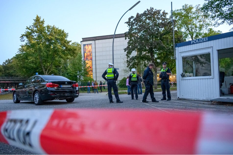 Hamburg am Sonntag: Polizisten stehen nach dem Angriff vor der Synagoge.