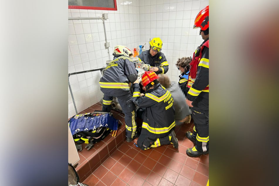 Die Feuerwehr konnte eine Jugendliche aus dem Trockner befreien.