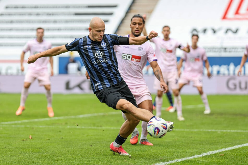 Eiskalter Torjäger: Waldhofs Felix Lohkemper (30, am Ball) hat derzeit einen Lauf und traf auch im vorigen Spiel vor der Länderspielpause beim 1:4 gegen Osnabrück.