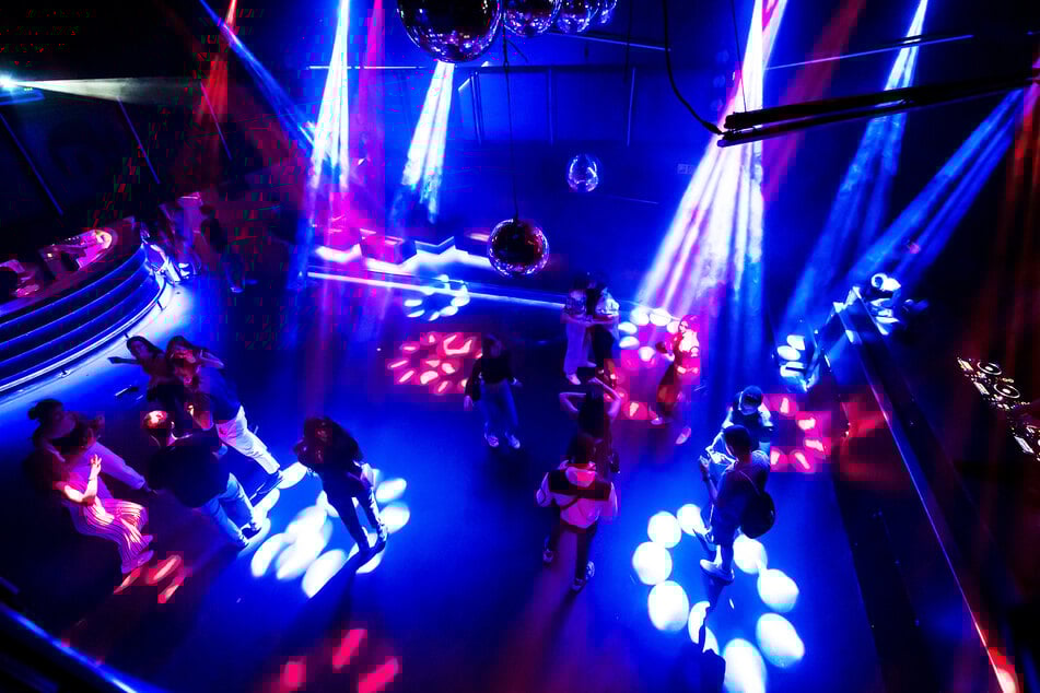 Junge Menschen feiern in der D! Club-Disco Diskothek in Lausanne auf der Tanzfläche.