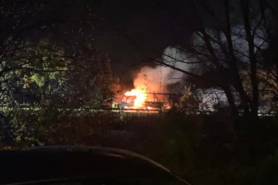 Zunächst stand das Fahrerhaus des Lastwagens lichterloh in Flammen. Später breitete sich das Feuer auf das gesamte Fahrzeug aus.