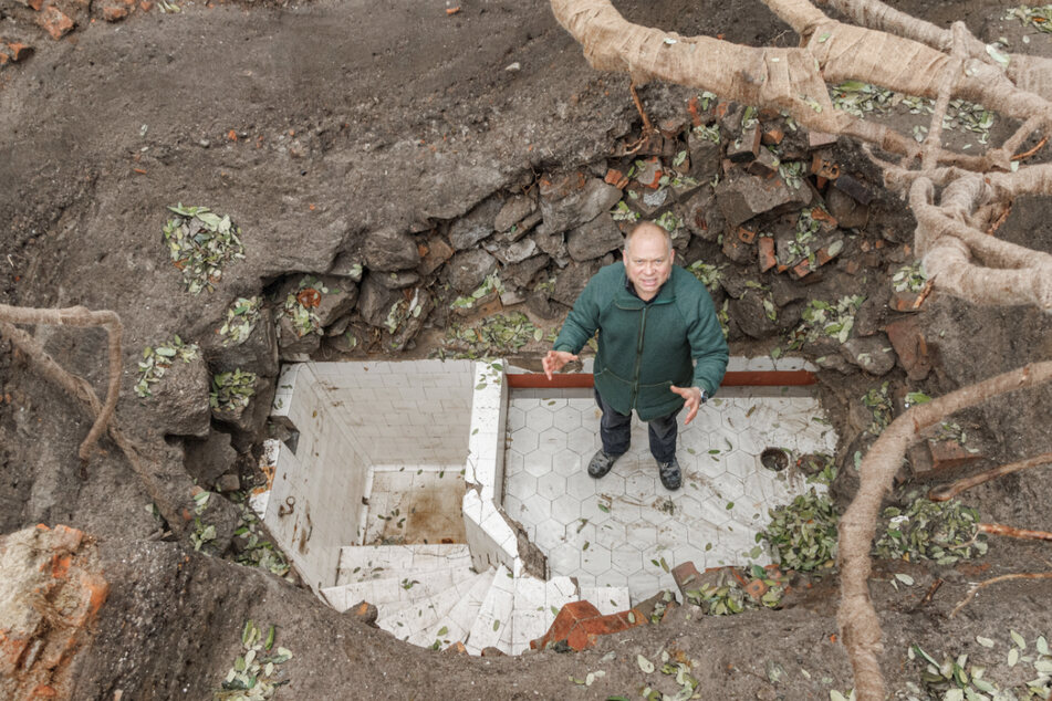Grabungsleiter Kay-Peter Suchowa zeigt die gefundene Mikwe.