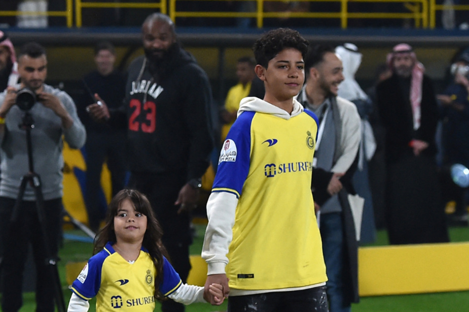 Bei der Vorstellung seines Papas war Cristiano Ronaldo jr. (r.) schon dabei. Jetzt soll er bald auch im Nachwuchs von al-Nassr spielen.