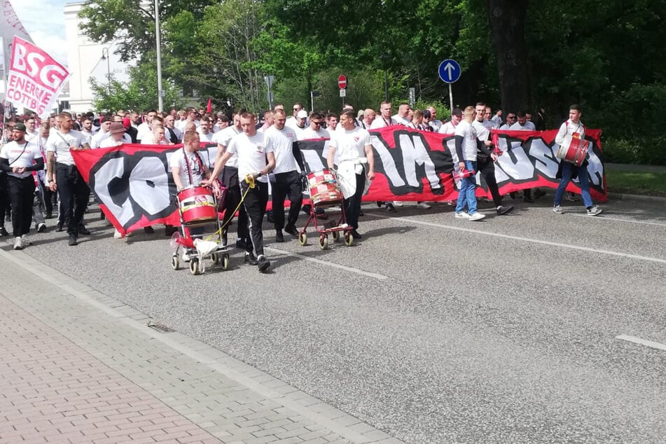 "Cottbus im Rausch" steht auf dem Banner, mit dem die FCE-Anhängerschaft zum Stadion laufen.