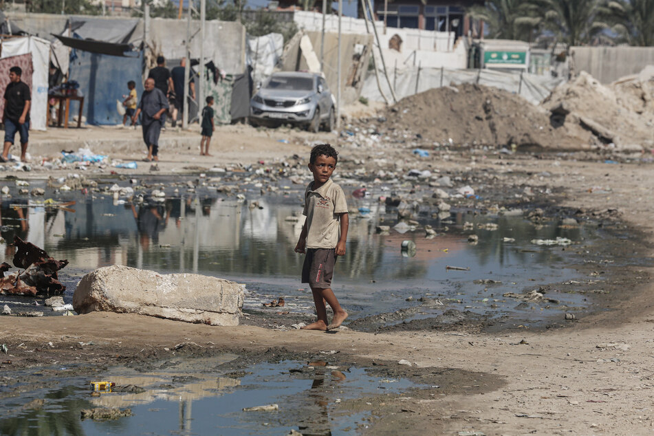 Die Polio-Impfrate in dem Gebiet ist nach Angaben des UN-Kinderhilfswerks Unicef als Folge des Kriegs zwischen der islamistischen Terrororganisation Hamas und Israel von 99 auf 89 Prozent gesunken. Bislang sind noch keine Fälle von Kinderlähmung bekannt.