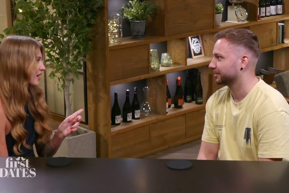 Die 23-Jährige und ihr Date Nicolai (28) verstehen sich von Anfang an blendend.