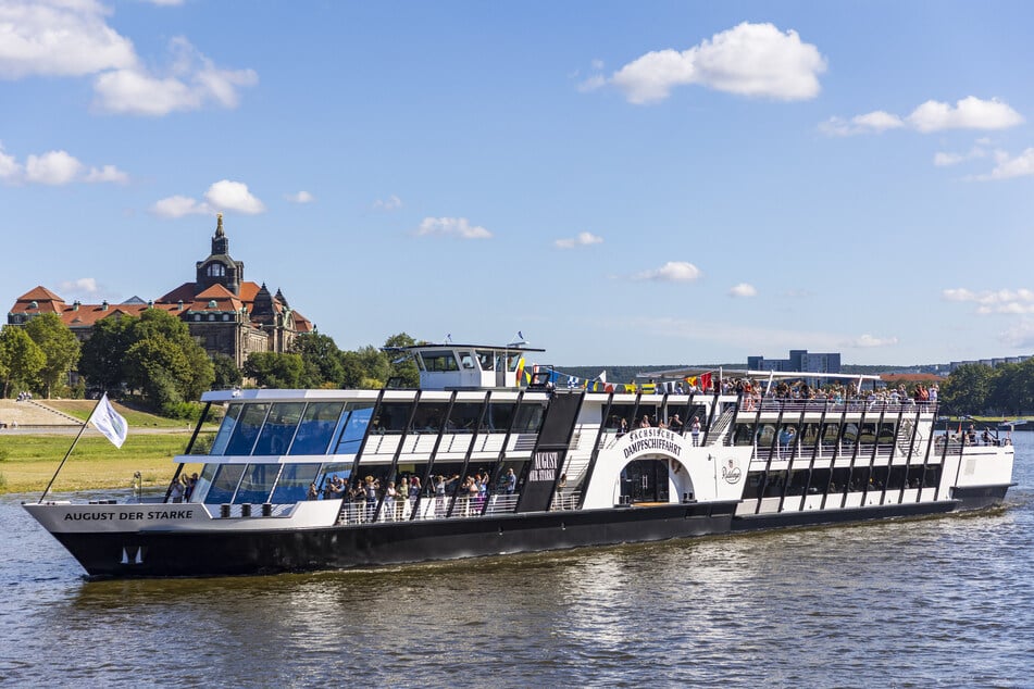 Das Salonschiff "August der Starke" lädt zu "Zeitreisen" ein.