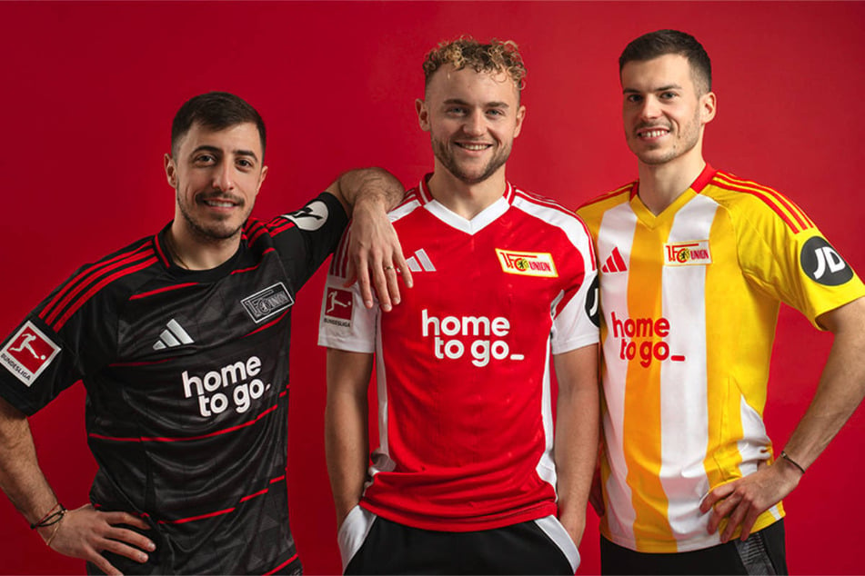 Josip Juranovic (29, v.l.n.r.), Benedict Hollerbach (23) und Laszlo Benes (27) präsentieren den neuen Hauptsponsor HomeToGo auf den Union-Trikots.