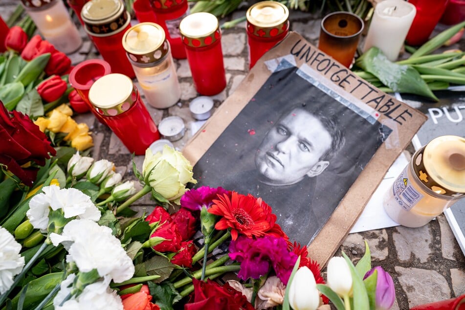 Nach dem Tod von Alexej Nawalny (†47) gedachten Menschen weltweit des offenbar ermordeten Kreml-Kritikers. Auch in Berlin wurden Blumen niedergelegt - vor der russischen Botschaft.