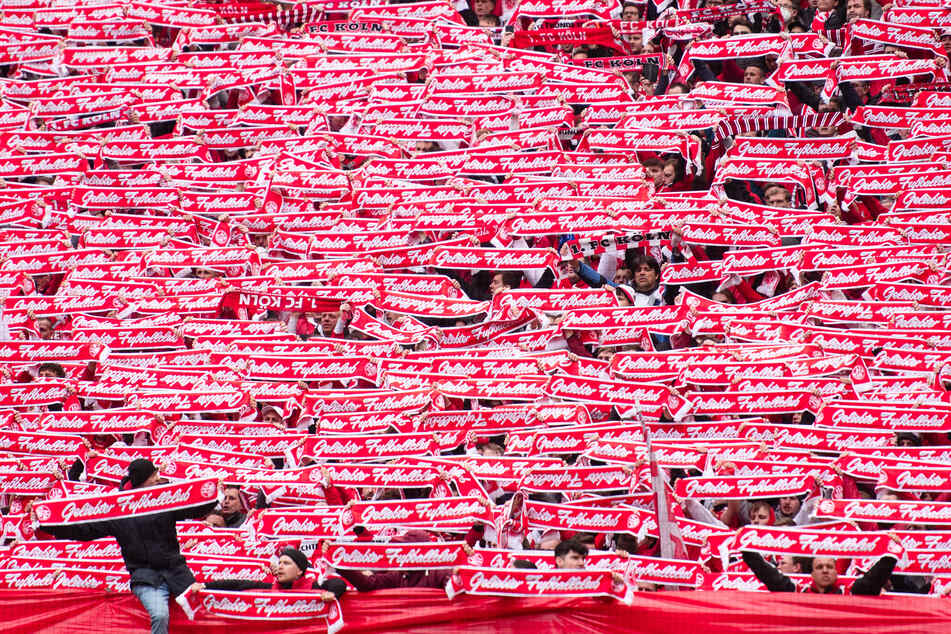 Ein Zuschauer des 1. FC Köln brachte andere Fans aufgrund eines Nazi-Trikots gegen sich auf.
