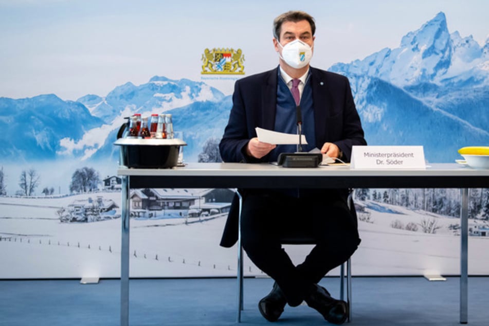Markus Söder (53, CSU), Parteivorsitzender und Ministerpräsident von Bayern, sortiert zu Beginn einer Sitzung des Ministerrats in der Staatskanzlei seine Unterlagen.