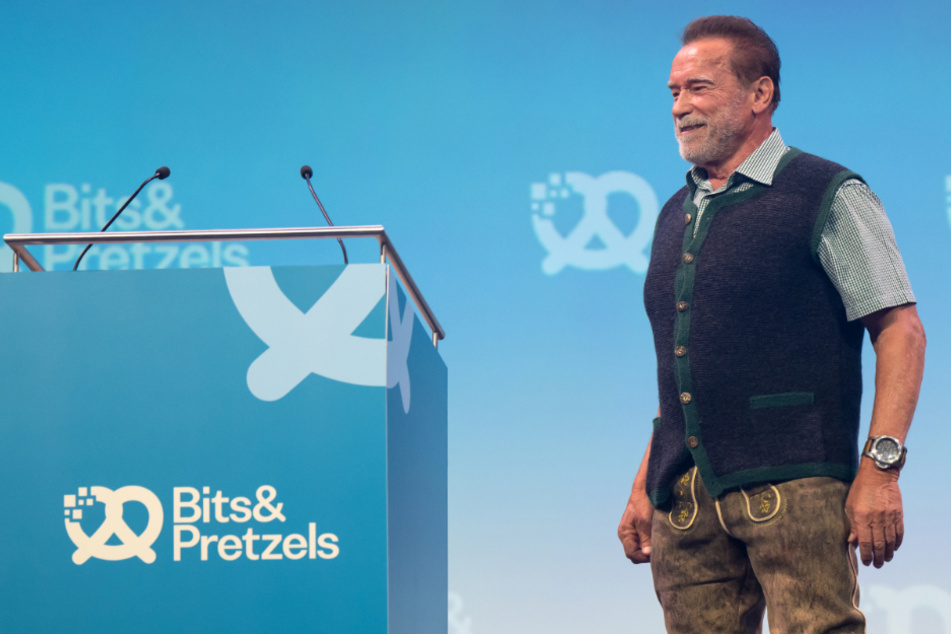 Arnold Schwarzenegger (75), Schauspieler und ehemaliger Gouverneur von Kalifornien, steht beim Unternehmensgründer- und Investorentreffen Bits &amp; Pretzels auf der Bühne.
