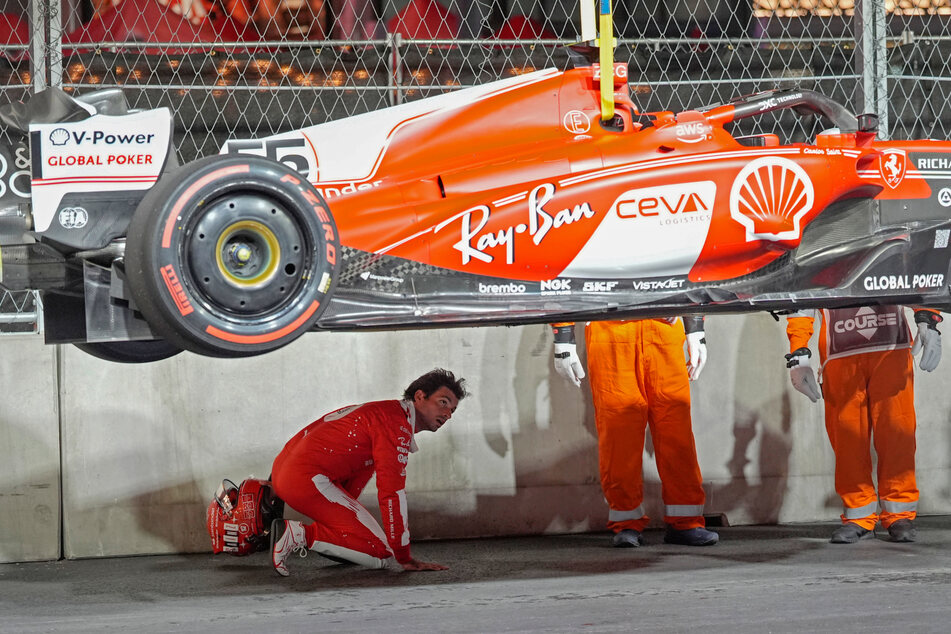 Carlos Sainz (29) aus Spanien vom Team Ferrari kontrolliert sein Auto, nachdem er beim Training über einen Kanaldeckel gefahren ist.