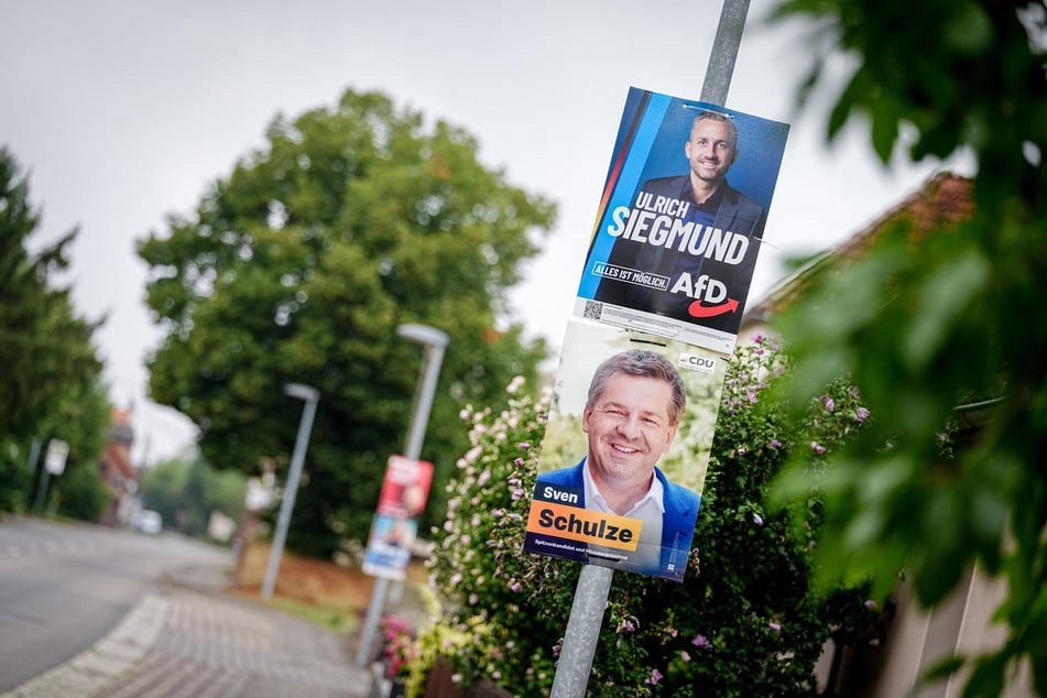 Ein Jugendlicher brach sich bei dem Versuch, ein Wahlplakat zu beschädigen, die Hand. (Symbolfoto)