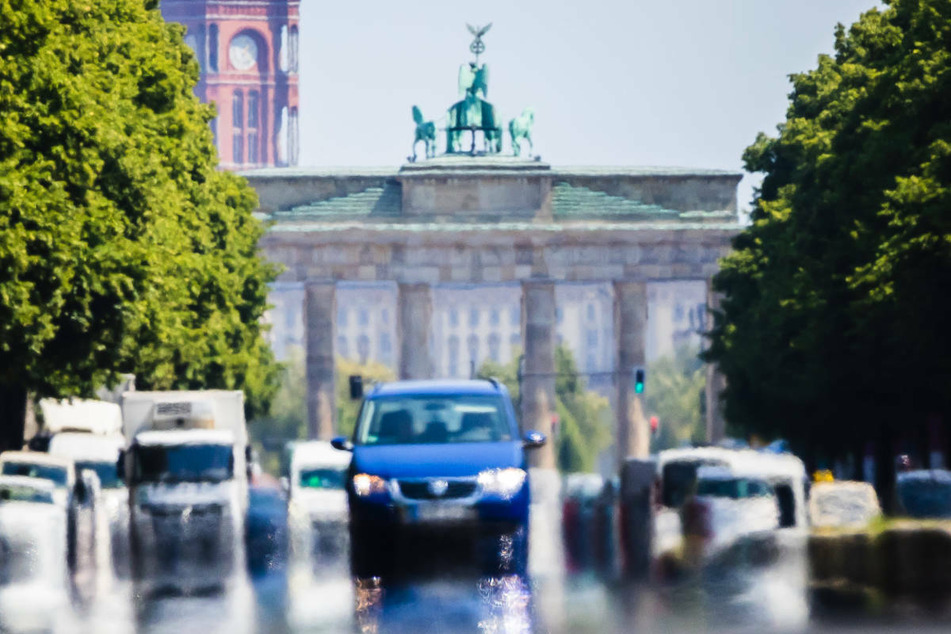 Die Luft flimmert über dem heißen Asphalt auf der Straße des 17. Juni. Berliner und Brandenburger müssen sich zur Wochenmitte wieder auf Temperaturen von über 30 Grad Celsius einstellten. (Archivfoto)