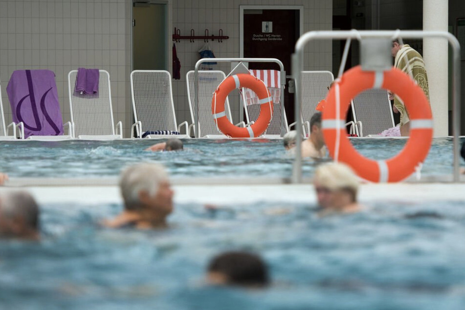 Wasserratten und Schwimm-Fans müssen sich ab Montag auf gestiegene Eintrittspreise in den Schwimmbädern einstellen. (Symbolbild)