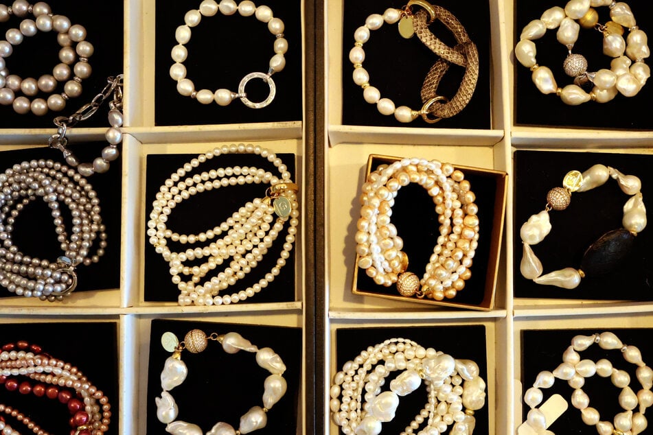 Armbänder von schlicht bis opulent - entworfen von Designerin Celia von Barchewitz.