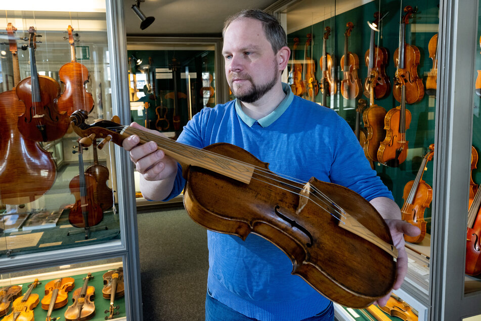 Museumsleiter Kim Grote hält eine Viola von 1685 in seinen Händen.
