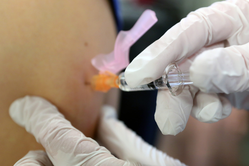Die Ärztekammer Nordrhein fordert den im Rheinland laufenden Modellversuch, sich in Apotheken gegen Grippe impfen lassen zu können, "sofort auszusetzen".