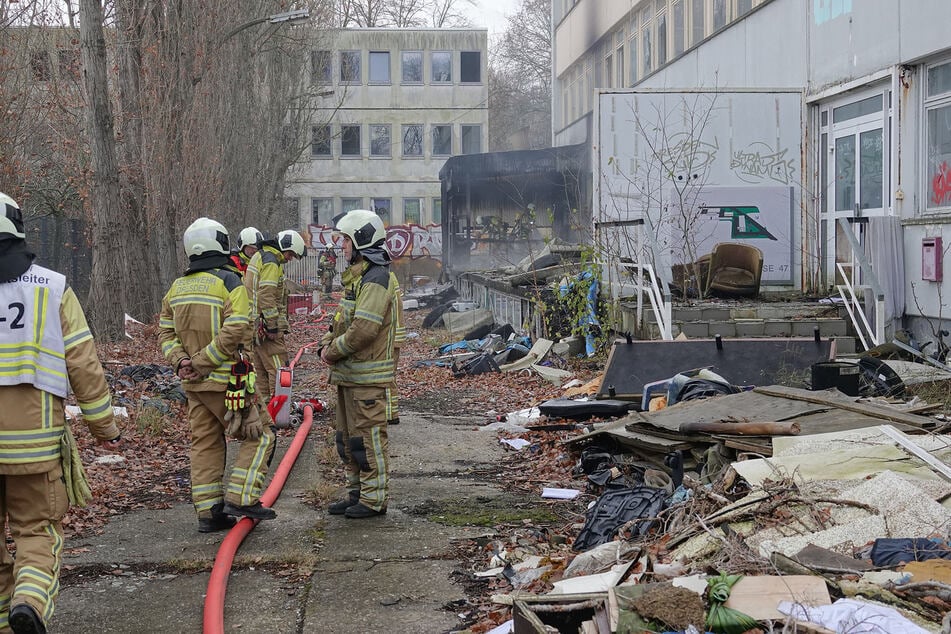 Feuerwehrleute mussten einen Brand am einstigen Hotel "Visa" löschen.