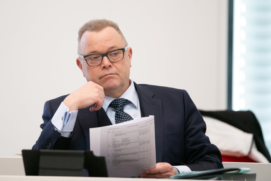Brandenburgs Innenminister Michael Stübgen (CDU) hat Beratungen der Regierung über die vereinbarten Corona-Regeln mit Vertretern von Kommunen angekündigt.