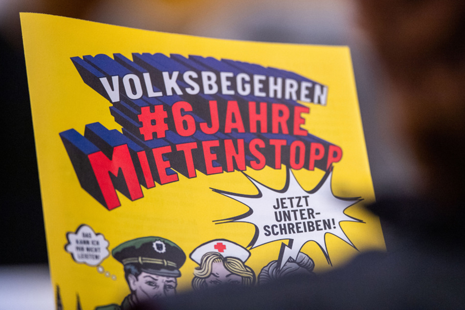 Blick auf einen Flyer zum Volksbegehren "6 Jahre Mietenstopp". (Archiv)