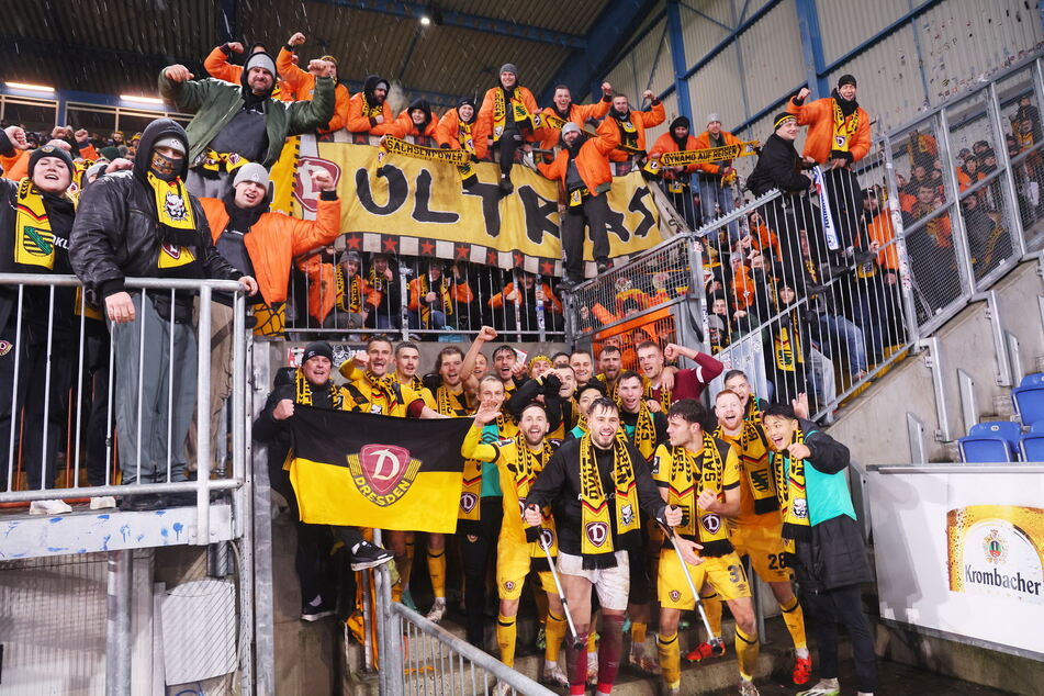 Ein tolles Foto! Die Dynamos-Profis genossen den 1:0-Erfolg in Bielefeld mit ihren Fans und ließen sich für 43 Punkte seit Saisonbeginn feiern.